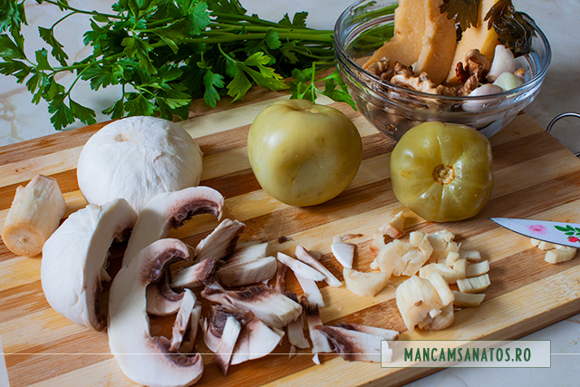 ingrediente pentru salata raw, cu ciuperci si gogonele in saramura cu gutui si nuci