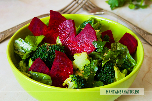 salata de broccoli, cu inimioare de sfecla rosie, pentru Valentine's Day