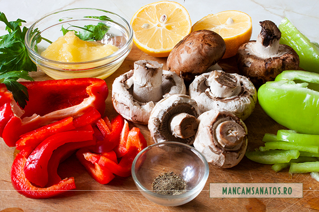 ingrediente pentru salata de ciuperci si ardei, cu dressing de miere si lamaie
