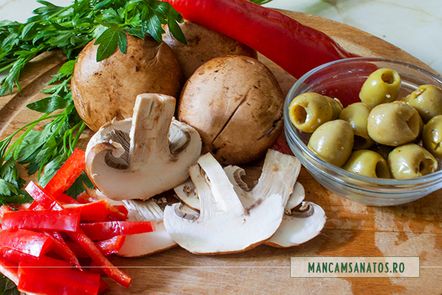 ingrediente pentru ciuperci crude, cu ardei capia si masline marinate